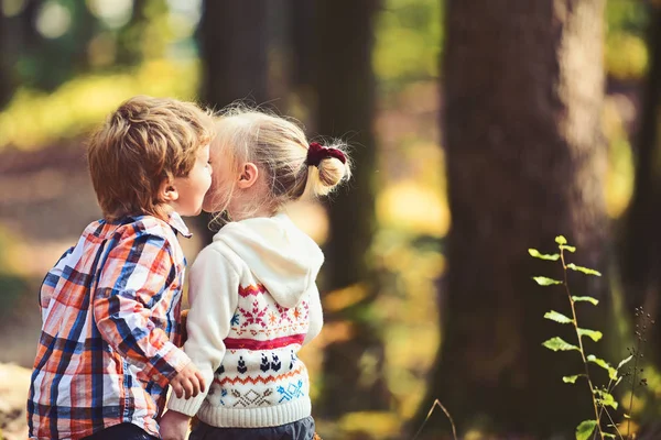 Dwa małe dzieci, Randki w jesienny park — Zdjęcie stockowe