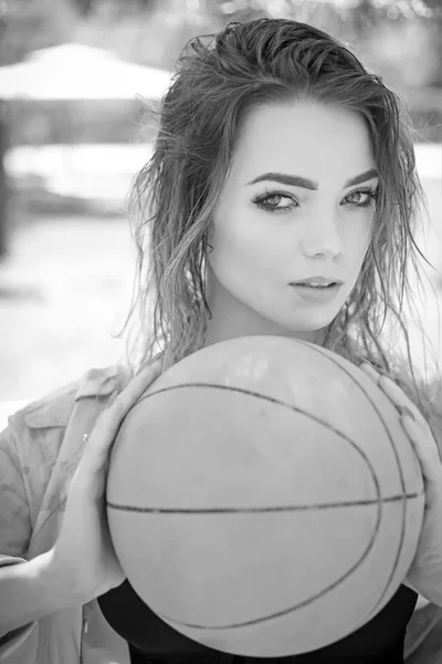 Aktivní a energický. Žena, sport. Pretty woman s basketbal. Sexy žena si míč cvičení pro sportovní trénink. Smyslné basketbalista Střelba míč — Stock fotografie