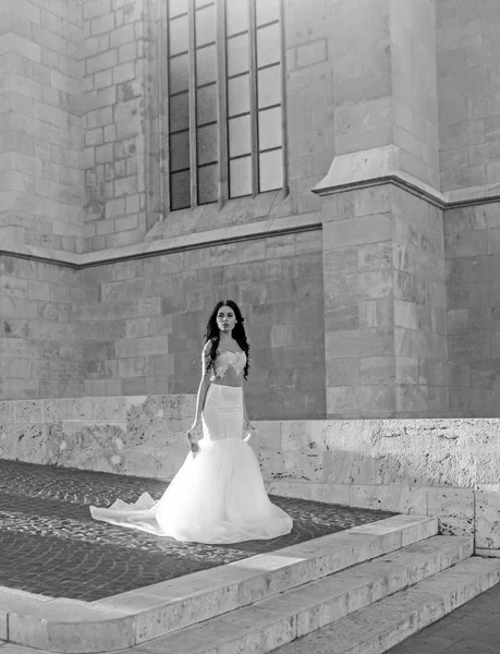 Nevěsta dívka na svatební obřad na zámku. nevěsta v krásných bílých svatebních šatech. — Stock fotografie