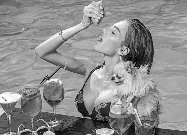 Modefrau mit erfrischendem Alkohol in Miami. Trinken Sie frischen Vitaminsaft, Diät. Cocktail mit Früchten bei sexy Mädchen im Pool auf den Malediven. Poolparty entspannen im Kurort. Sommerurlaub und Schwimmen auf See. — Stockfoto