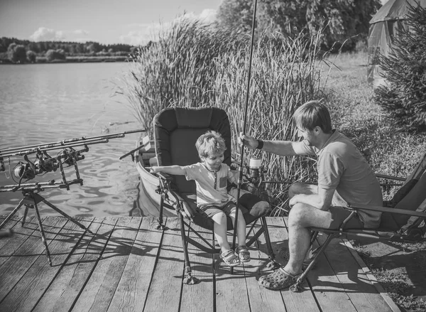 Padre con figlio impegnato nella pesca nel fiume — Foto Stock