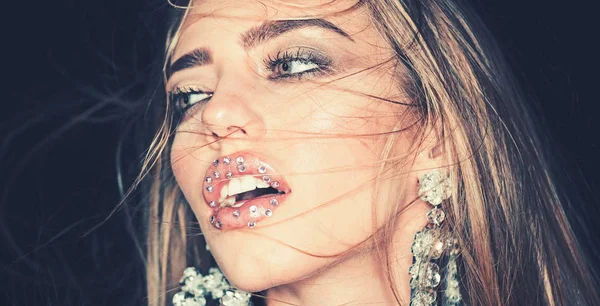 Mujer sexy con maquillaje de moda en la cara. mujer sexy en piedras preciosas pendientes de lujo . — Foto de Stock