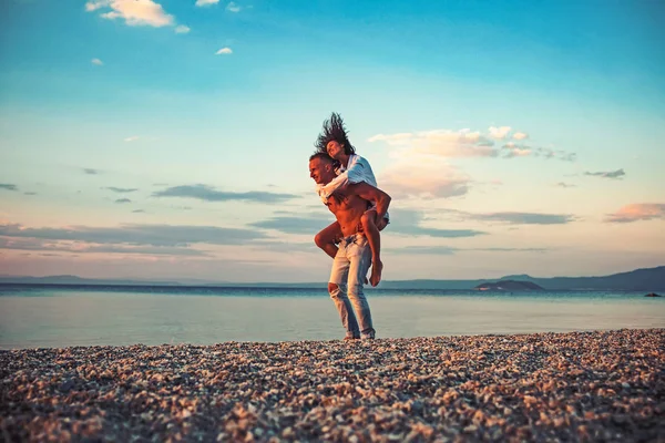 Couple amoureux se détendre sur la plage. couple amoureux promenade sur la plage de sable fin . — Photo