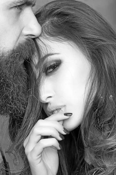 Бородатый мужчина смотрит далеко в то время как прекрасная брюнетка женщина позирует с симпатичным лицом — стоковое фото