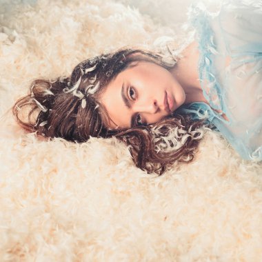 Kız sakin yüzünde tüyler ve kabartmak ile kaplı yatakta yatıyordu. İhale pijama rahatlatıcı uzun saçlı kadın. Şeffaf mavi Geceliği Bayan tüy yığını yatakta yatıyordu. Hafiflik kavramı.