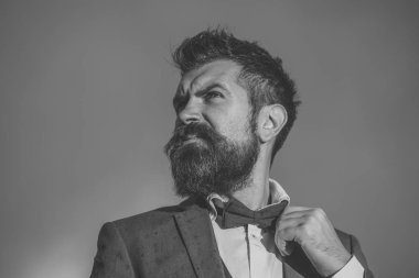 Sakal ve bıyık zemin üzerine mavi gökyüzü ile olan adam.