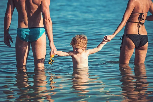 Spiaggia relax di giovane famiglia. stagione in spiaggia con famiglia felice e bambino . — Foto Stock