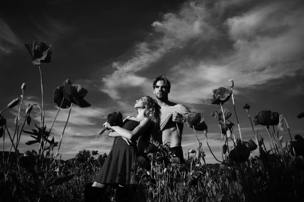 Couple in poppy field of man and woman — Stock Photo, Image