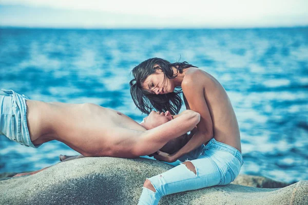 Liebesbeziehungen nackter Paare im Meerwasser. Familien- und Valentinstag. Verliebte Paare entspannen sich am Strand. sexy Frau und Mann haben Sexspiele. Sommerurlaub und Urlaub im Paradies — Stockfoto