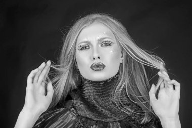 Seksi kadın siyah izole sarı saçlı. parlak sanat makyaj kadınla