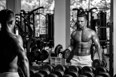 kaslı adam dumbbell ile