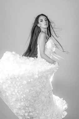 kadın beyaz gelinlikle dans. pembe bir arka plan üzerinde dans eden kız.