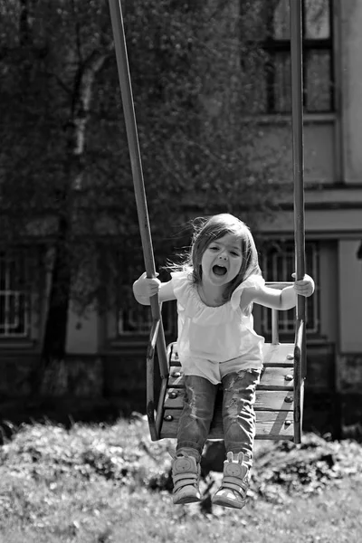 Šťastná dívka smějící se dítě na houpačce. dětství sen .teen svobodu. Dětské hřiště v parku. Malé dítě hraje v létě. Romantická holčička na swing, sladké sny — Stock fotografie