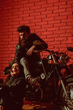 yola gidiyoruz. seksi çift aşık ile yolculuk. motosiklet üzerinde yolculuk. motorcu yolculuk eder. seyahat.