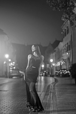 Moda ve güzellik iş kadını. manken Giydir gece şehir aydınlatma.