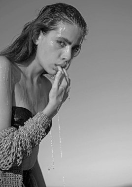 Bal doğal organik yüz maskesi. Balmumu maske, kozmetik ve spa olan kadın. Diyet sağlıklı mükemmel cilt ve Cilt Bakımı tedavisi. Bal tatlı veya nektar kadının yüzünde. Güzellik ve moda, sugaring.