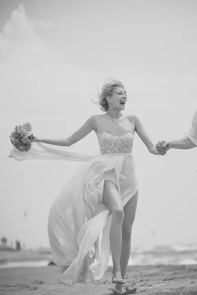 Lyckligt leende brud på stranden — Stockfoto