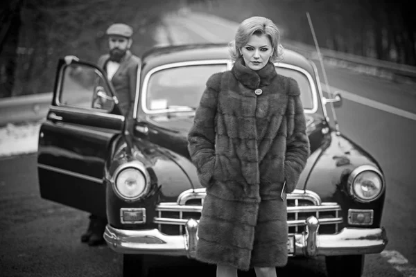 Autoestop senderismo en la carretera con personas de lujo. autoestop senderismo de coche retro por mujer y hombre barbudo . — Foto de Stock