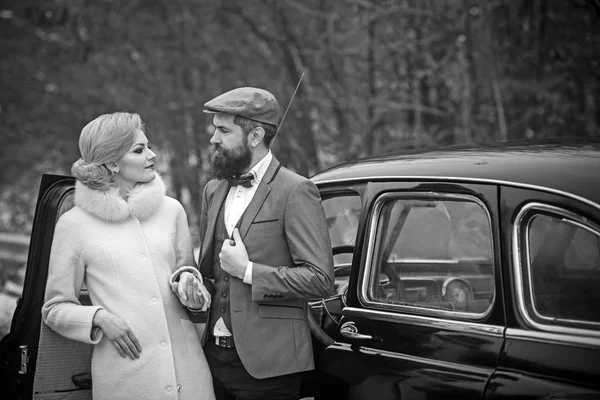 Liefde en relaties. liefde betrekkingen van de vrouw in de vacht en bebaarde man. — Stockfoto