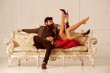 Fizyoterapist. adam fizyoterapist yapar masaj kadın için. fizyoterapist ve kadın istemci. fizyoterapist Divan bacak ve ayak masaj.