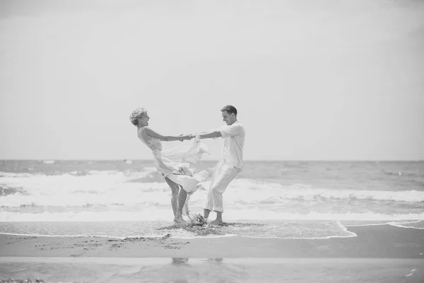 Schönes Hochzeitspaar am Strand — Stockfoto