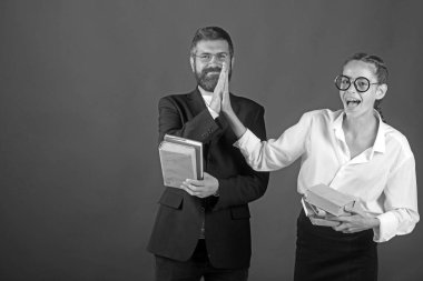 İki öğrenci el bookd ile birlikte yeşil yazı tahtası arka planda, kopya alanı çırp..