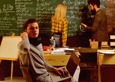 Öğretmen koyar işaretleri dizüstü bilgisayar ile e-posta geri bildirimler gönderir. Profesyonel öğretmenler kendi akademik içerik uzmanız.