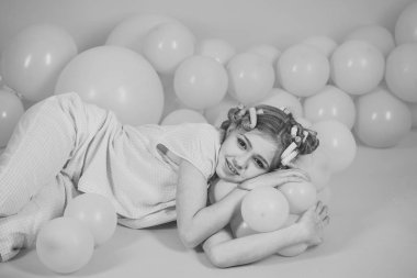 küçük kız pembe pijamaları çalış balonları.