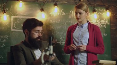 Öğrenci Sınavı geçer. Öğrenci kız profesörle konuşmak. öğrenci bir profesör yanındaki yazı tahtası ile iletişim kurar. Öğretmen ve öğrenci. Sınıf arkadaşı eğitmek arkadaş bilgi ders kavramı.