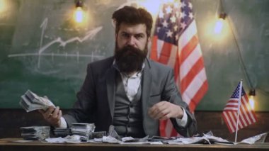 Rüşvet karşılığı doları sakallı adam. Amerikan eğitim reformu 4 Temmuz'okulda. Gelir bütçe artış politika planlama. ABD Bağımsızlık günü. Ekonomi ve finans. Vatanseverlik ve özgürlük.