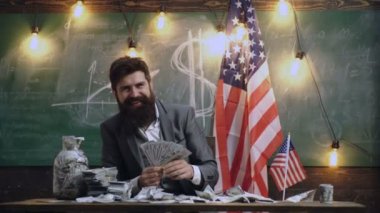 Ekonomi ve finans. Vatanseverlik ve özgürlük. Gelir bütçe artış politika planlama. Rüşvet karşılığı doları sakallı adam. Amerikan eğitim reformu 4 Temmuz'okulda. ABD Bağımsızlık günü.