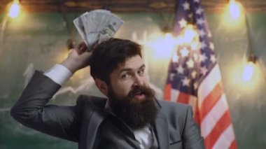 Amerikan eğitim reformu 4 Temmuz'okulda. Amerikan eğitim bütçe ile ABD bayrağı, sakallı adam. bütçe artış politikası. ameca bayrağı, sakallı adam ile bütçe.