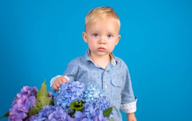 Çocuk günü. Küçük bebeğim. Yaz. Gün anneler veya kadın. Yeni yaşam konsepti. Bahar tatili. Çiçek açan çiçek, küçük çocuk. Bahar çiçekleri. Çocukluk. Doğal Güzellik