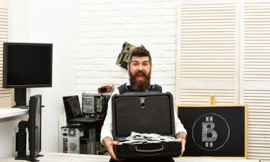 Onun mutlak hayali gerçekleşti. Kripto para birimi için kağıt para. Sakallı adam nakit para ile. Bitcoin iş için. Sunucu odasında iş adamı. Sakallı hippi bitcoin sembol ve dolar ile