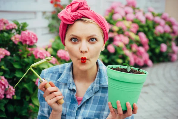 Frau pflegt Blumen im Garten. Blumenpflege und Bewässerung. Böden und Dünger. Hortensien. Frühling und Sommer. glückliche Gärtnerin mit Blumen. Gewächshausblumen. ökologisches Engineering — Stockfoto