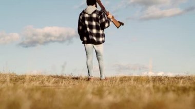 İnsan avcısı bir silahla. Av dönemi. Ormanda avlamak için bir avcı av silah ve av formu ile.