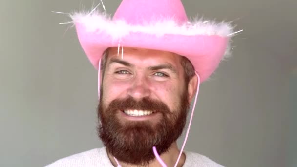 Portret van een man van de grappige hipster camera kijken over grijze achtergrond. Meningsuiting en mensen concept - man met grappige gezicht over grijze achtergrond. Cowboy — Stockvideo