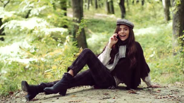 Teléfono de redes sociales. Mujer feliz usando un teléfono inteligente. Mujer de otoño divirtiéndose en el parque y sonriendo . — Vídeos de Stock