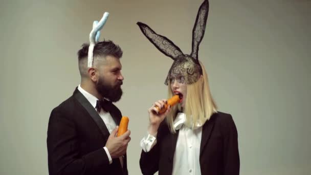 Heureux couple de Pâques drôle avec la carotte. La famille fête Pâques. Lapins de Pâques. Couple avec des oreilles de lapin. Drôle de lapin de Pâques . — Video