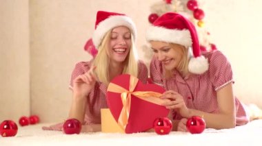 Yeni yıl kız. Mutlu genç kız hediyeler Noel ağacı yakınındaki şömine tarafından. Yeni yıl kavramı. Noel ağacı, hediyeler ve hediye kutuları alttaydım. Yeni yıl süslemeleri.