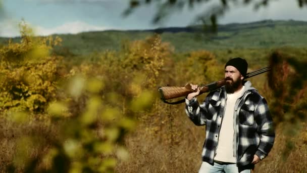 Equipo de caza y ropa de caza. La caza es la práctica de matar o atrapar animales. Forma de caza y caza para cazar en el bosque . — Vídeos de Stock