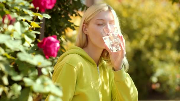 Jonge vrouw drinken van water. Schone gezondheid water concet. — Stockvideo