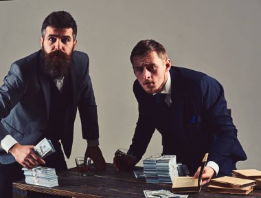 Ne var ki. Para Komisyoncular kağıt para sayma. Ofis masası, nakit para ile iş ortakları. İşadamları başarı kutluyor alkol. İşinde başarılı yatırım