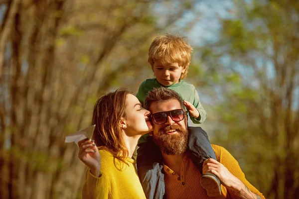 Concetto di fiducia familiare. Genitori e figli piccoli godono di una giornata di sole nel parco, fiducia della famiglia. Il sangue è più denso dell'acqua — Foto Stock