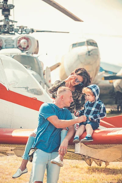 V letecké dopravě se těší. Šťastné rodinné dovolené. Rodinné dvojice se synem na dovolené cestovat. Žena a muž s chlapcem dítě na vrtulník. Air tour a cestování. Láska je rodinná hodnota — Stock fotografie