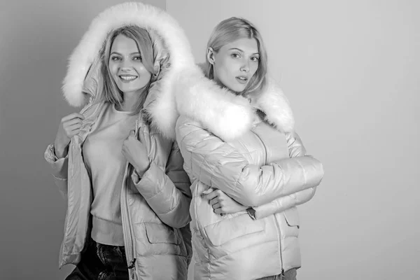 Hava uygun kış için bak. Moda puffers güzel kadınlar. Seksi kadın sıcak kış palto giymek. Davlumbaz ile kürk moda modelleri. Kış moda trendleri. Sıcak tutuyor ve iyi görünüyor — Stok fotoğraf
