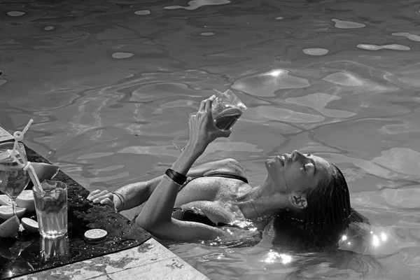 Cocktail con frutto a ragazza sexy in piscina su maldive. Vacanze estive e nuoto al mare. Bevi succo di vitamina fresco, dieta. Festa in piscina relax nel resort termale. Donna di moda con alcool rinfrescante a miami . — Foto Stock