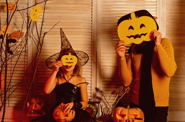 La niña y el padre usan máscaras de Halloween. Pequeña niña y padre cubren caras con cabezas de calabaza. Estilo espeluznante. Únete a nosotros si te atreves a un susto de Halloween —  Fotos de Stock