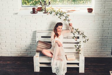 Güzel kız beyaz gelinlik ve retro saç modeli. Güzellik ve moda vintage tarzı bak. Romantik yazar adlı şiir kitabı. Moda kadın modeli kitap okumak. bahar ya da yaz kız bankta sakin ol