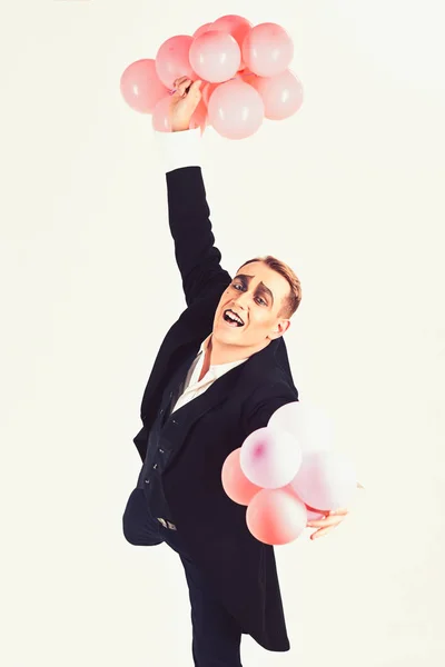 Všechno nejlepší k narozeninám někomu, kdo je věčně mladá. MIME muž s nafukovacích balónků. Muž s mime make-up na narozeninovou oslavu. Oslava narozenin nebo výročí. Bublinu umělce. Pořádání slavnostních oslava — Stock fotografie